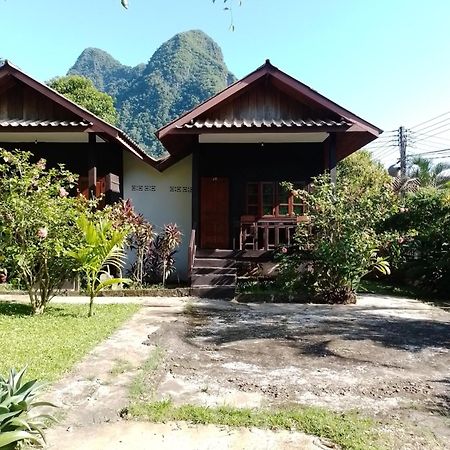 Lattanavongsa Guesthouse And Bungalows Muang Ngoi Екстер'єр фото