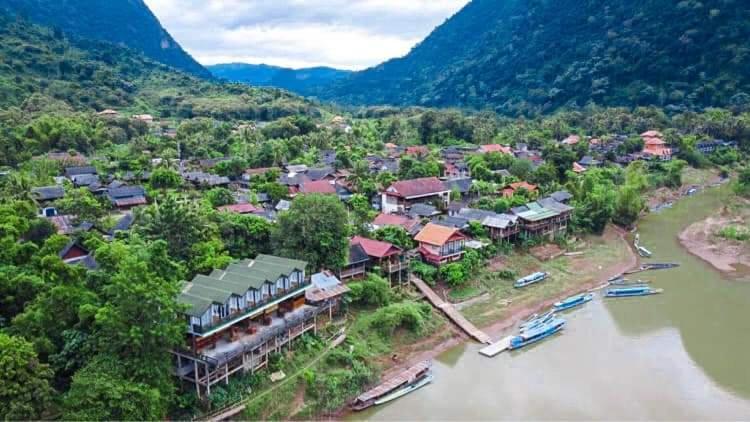 Lattanavongsa Guesthouse And Bungalows Muang Ngoi Екстер'єр фото