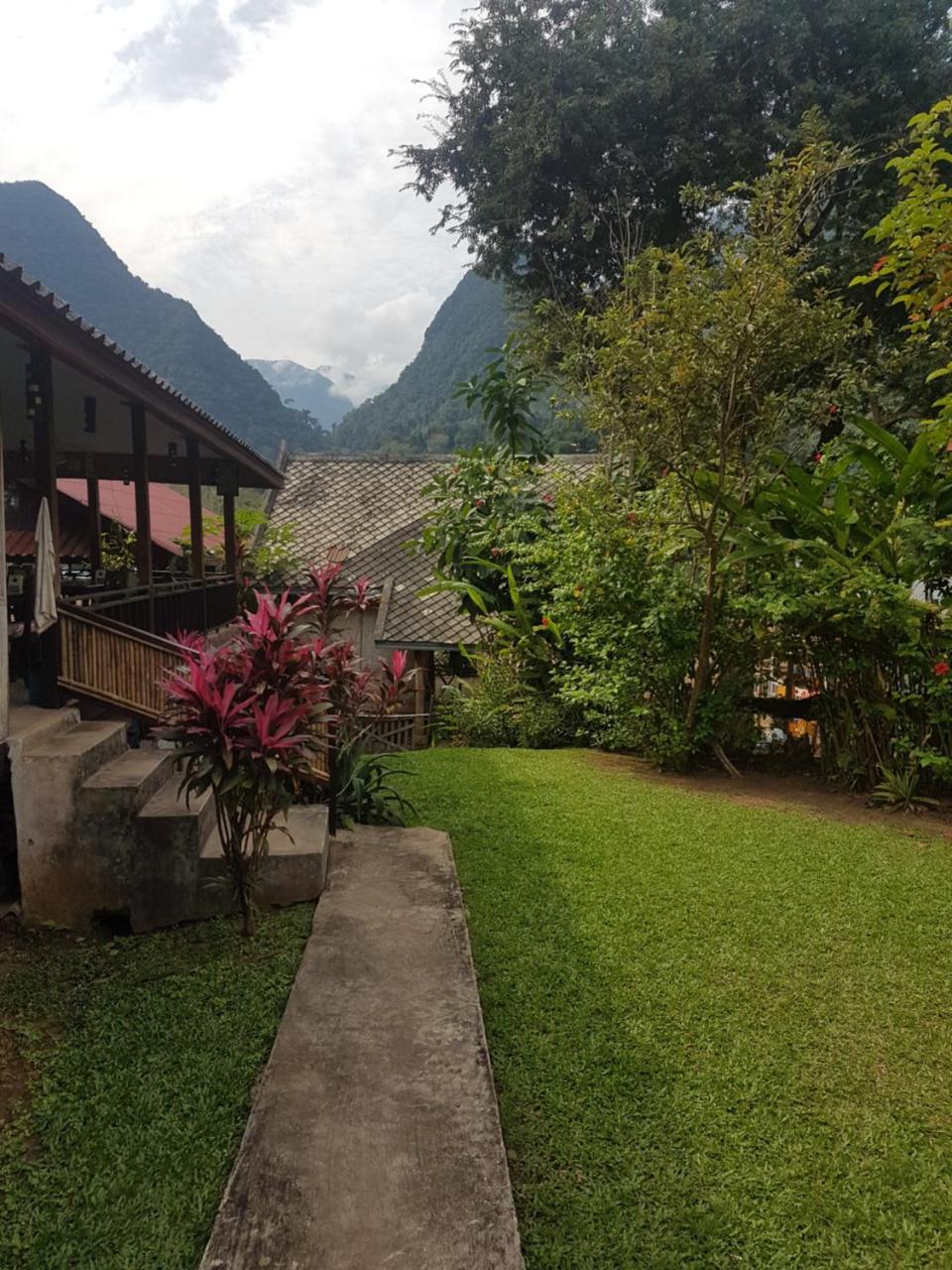 Lattanavongsa Guesthouse And Bungalows Muang Ngoi Екстер'єр фото