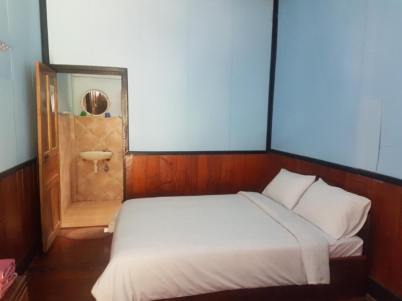 Lattanavongsa Guesthouse And Bungalows Muang Ngoi Екстер'єр фото